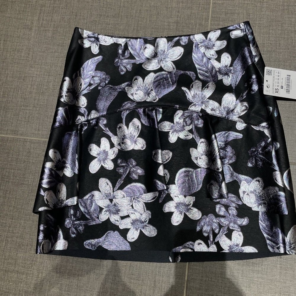zara basics faux leather black silver floral print Mini skirt xs nwt